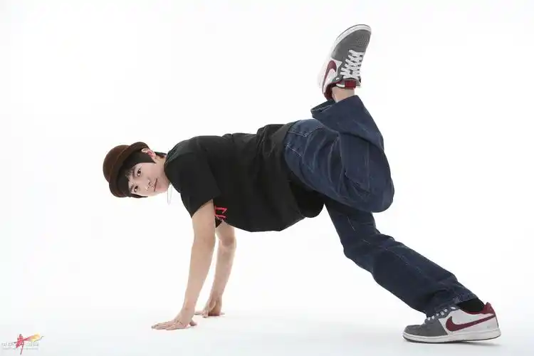 如何练街舞的头转