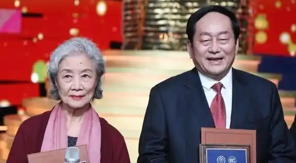 演员吕中嫁同学恩爱一生一双儿女事业有成儿媳让我暖心