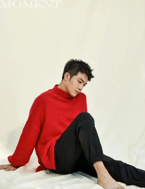 李泽锋面具胸针点缀墨绿色西装休闲与绅士的碰撞