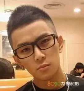 展开全部 不要剪短的那种,比平头长点,貌似毛寸那种还行!