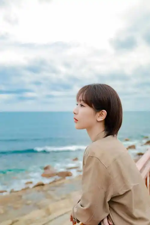 杨紫干练短发越来越惊艳,眼神清朗透出时尚感,"小猴紫"长大了_衬衫