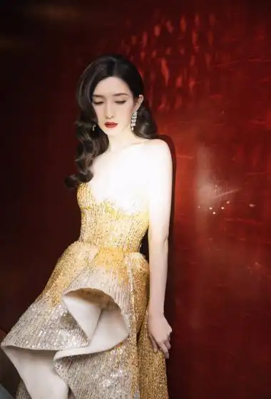 > 江疏影鎏金亮片礼服时尚写真图片(1/10)