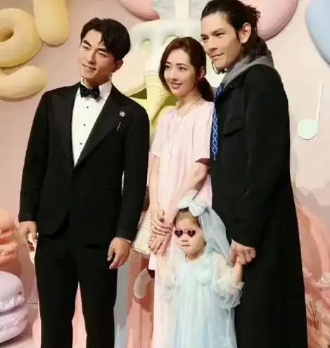 向佐夫妇出席婚宴男方神情不屑郭碧婷一身宽松睡衣尽显阔太风