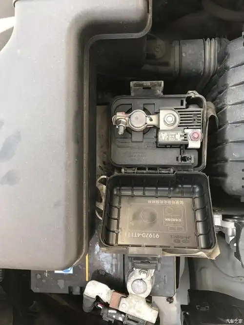 看看我的电瓶哪个是状态观察孔有图