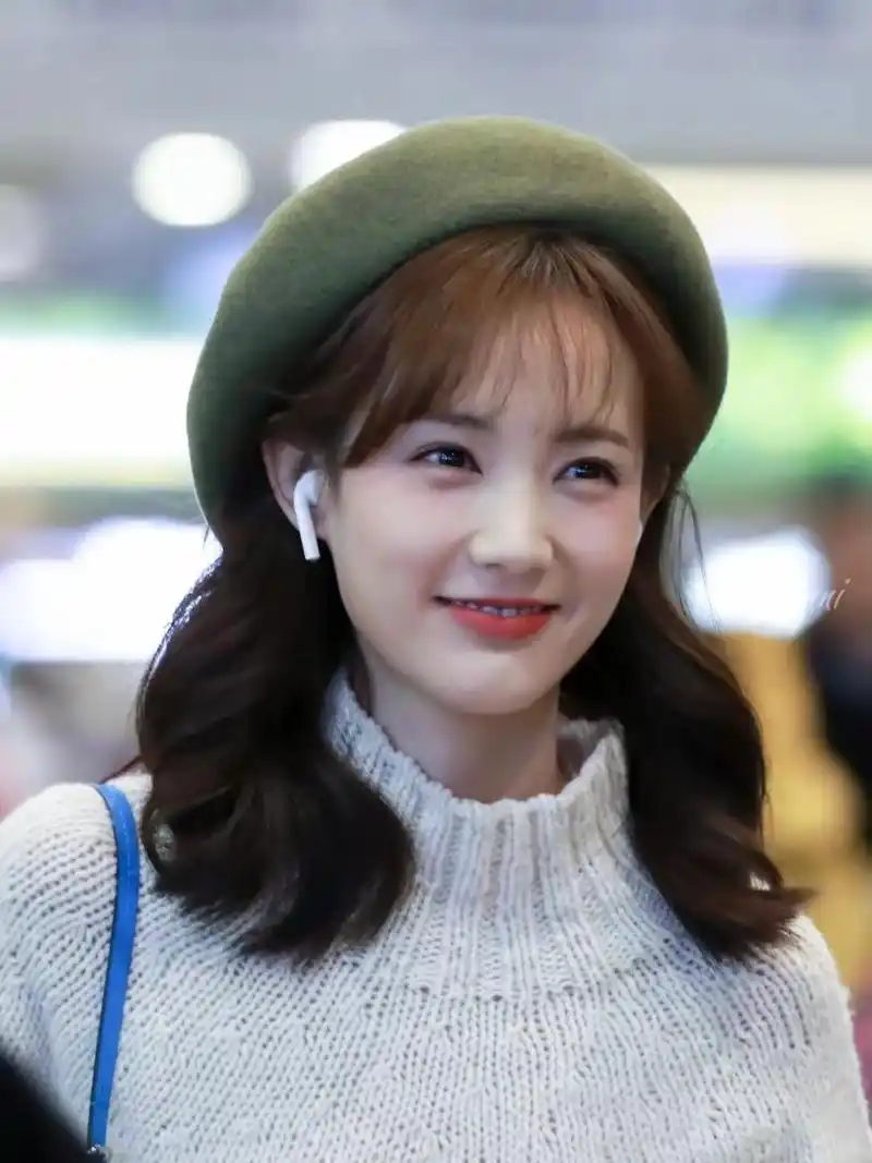 原来李一桐也是甜妹,笑起来眉眼弯弯的,灵气逼人,甜如初恋!