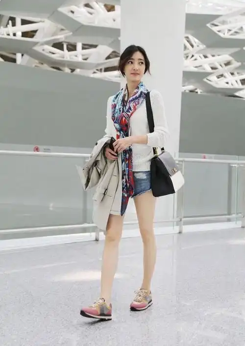 在商场拍到王丽坤穿裙子腰太细了不瘦成这样真的漂亮吗