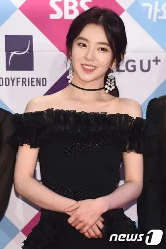 red velvet的irene裴珠泫黑色西装露肩礼服黑衣大全