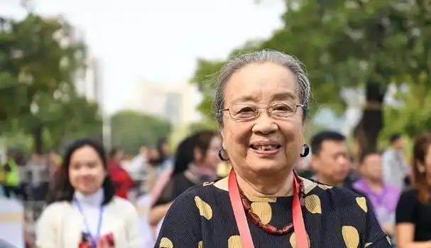 被丢烂菜叶和臭鸡蛋?"容嬷嬷"扮演者李明启:我从不后悔!