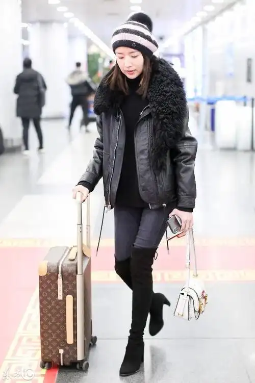 37岁董洁现身机场,穿过膝长靴,美得像17岁少女!