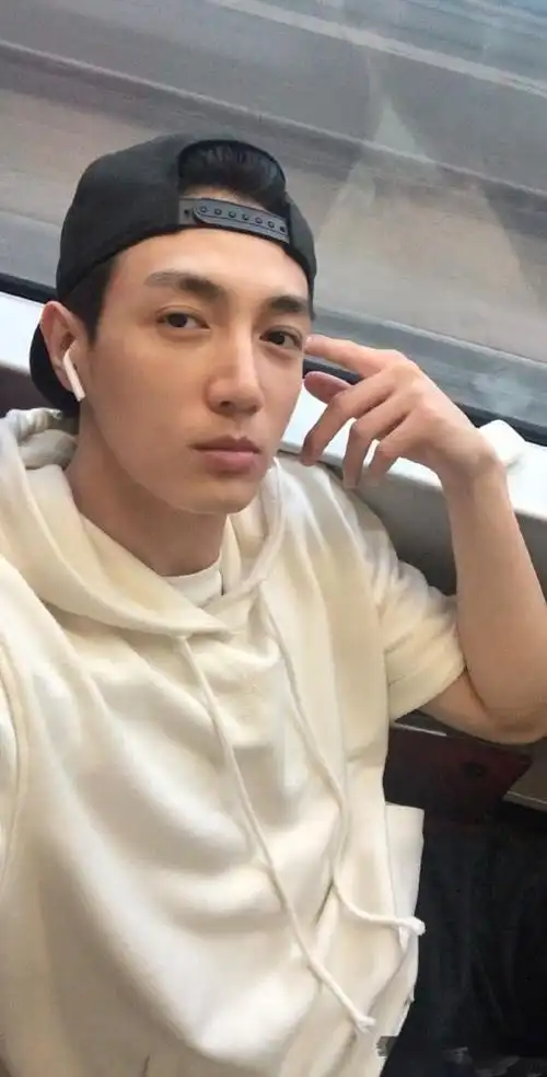 萧亚轩男友黄皓个人资料照片,萧亚轩黄皓在一起多久了