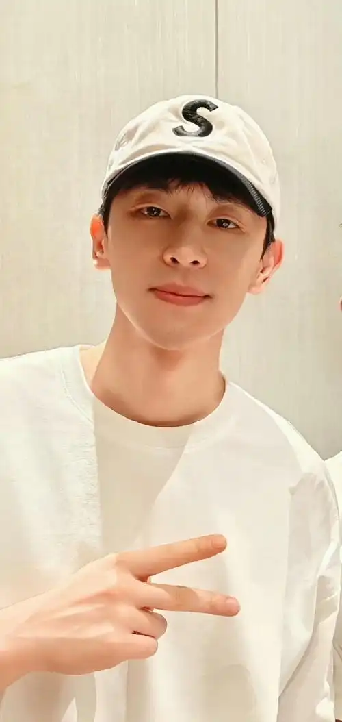 邓伦#  这几天的福利有点多,打包送上逆生长的天然大帅哥,青春阳光