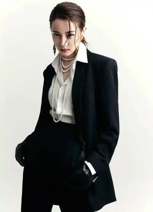 迪丽热巴黑西装戴墨镜好霸气.1/9