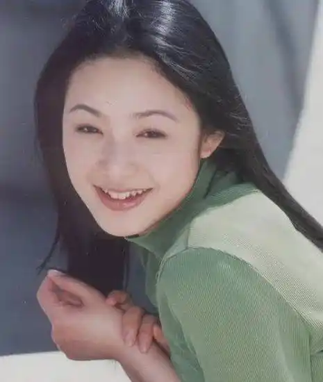 周韵:"简单女孩"火速上位毫无疑问,拿到"张艺谋妻子"这张纸的陈婷用