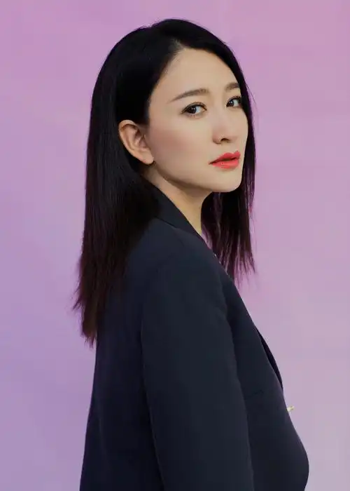 演员李小冉身着toryburch白色连身百褶裙搭配gabriele