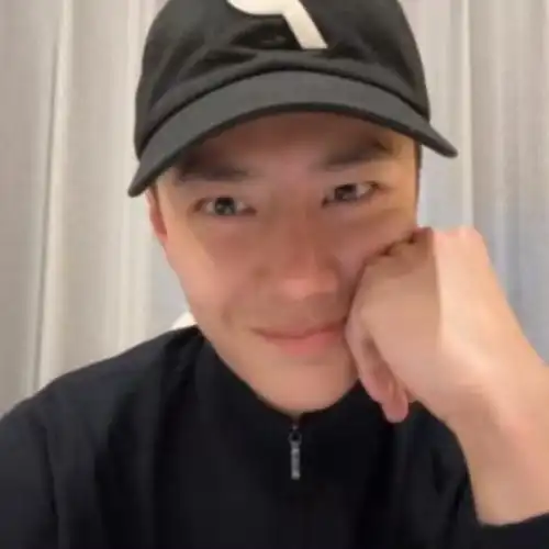 置顶王一博超话·#王一博素颜#98    修勾歪嘴笑,救命啊～这也太