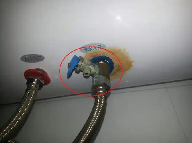 在关闭电源,并等再热水冷却之后,关闭冷热角阀