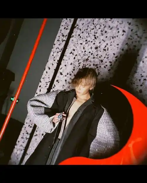 王嘉尔把中华太极带上英国杂志##王嘉尔风格又变了