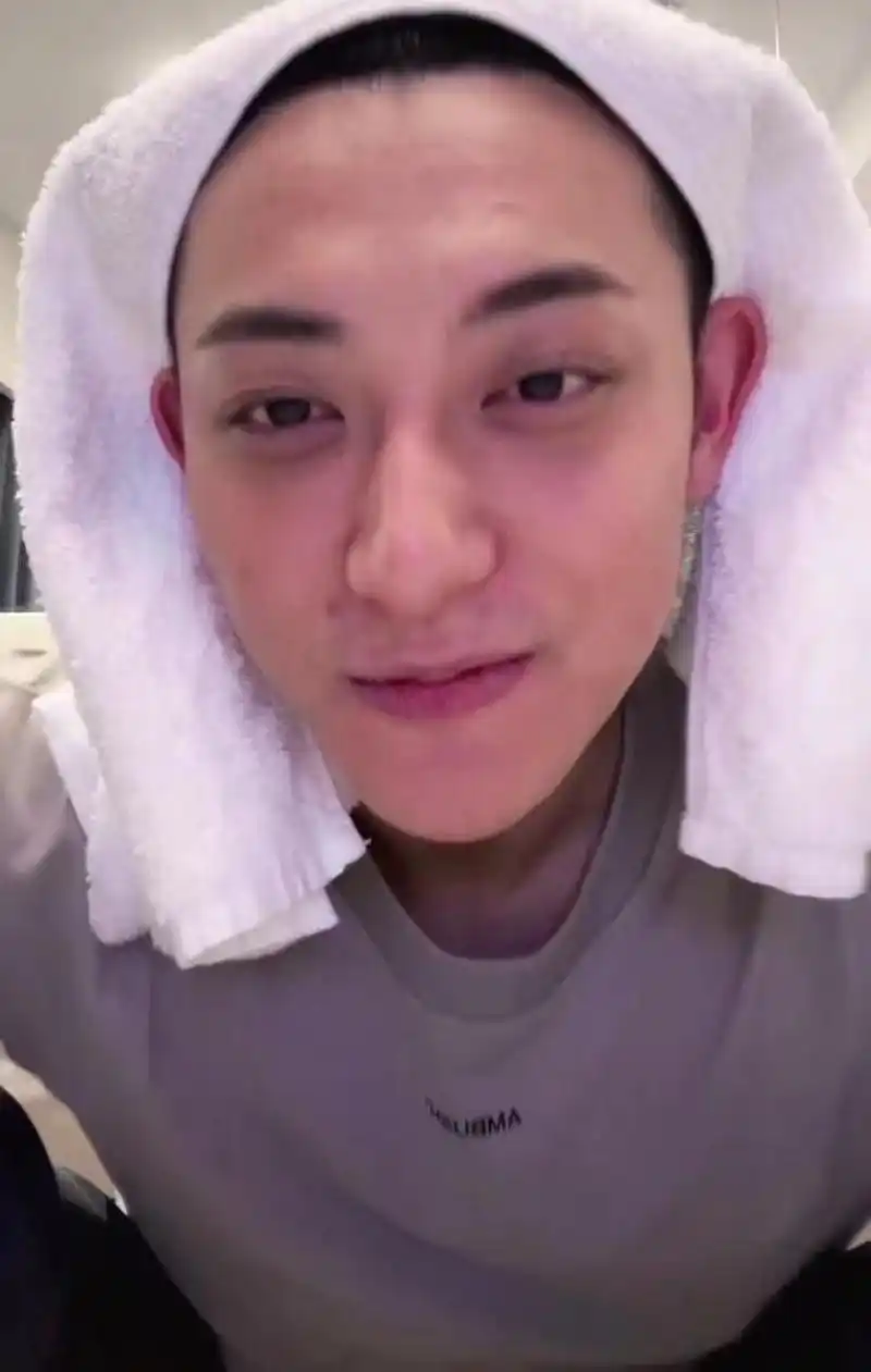 黄子韬卸妆后样貌平凡?衣品外表平平 哪里配得上貌美的徐艺洋