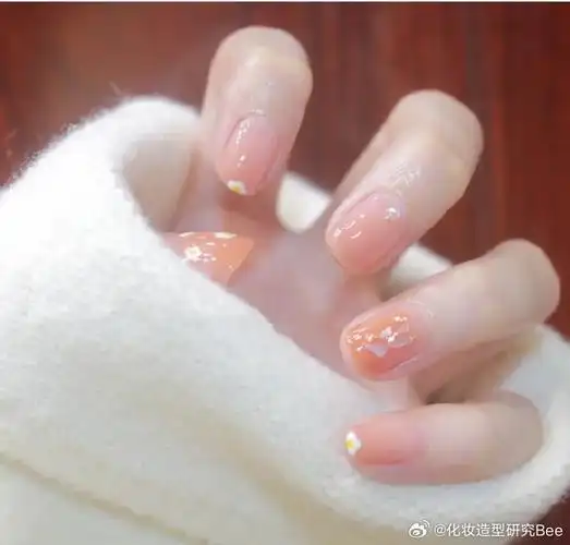 这款清新的小花美甲,以可爱的淡橙色渐变为主调,非常适合短指甲的美眉