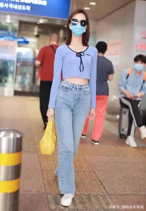 陈都灵目测就知道不到90斤,穿露脐装蛮腰盈盈一握,太瘦了