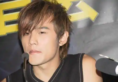 周杰伦出道时期旧照曝光,玩转时尚复古风,疑撞脸现在的易烊千玺_音乐_