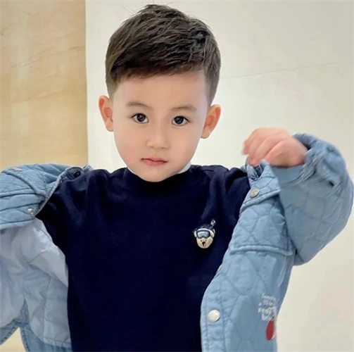 小男孩帅气发型 铲青雕刻酷翻了_儿童发型 - 美发站