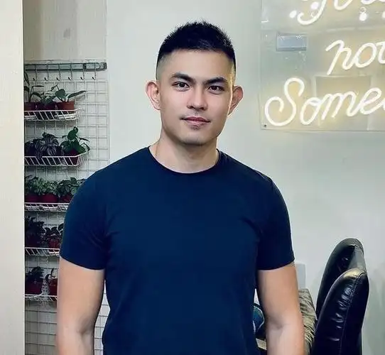 圆脸男生短发发型有哪些(圆脸型的男士适合剪这3款发型)