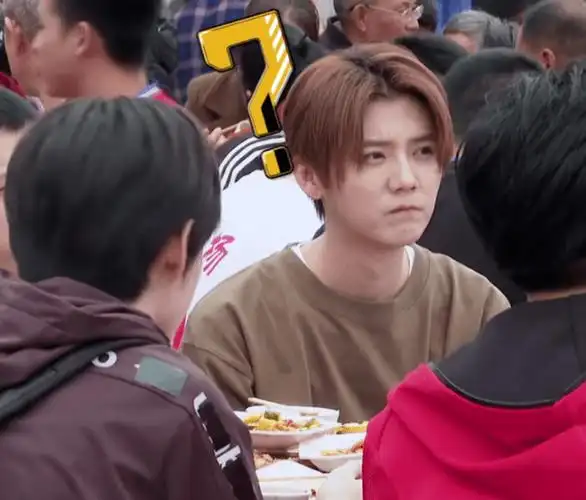 鹿晗在村里吃饭,挨着乡亲们时他的动作被网友怒怼:嫌弃你就走_村民