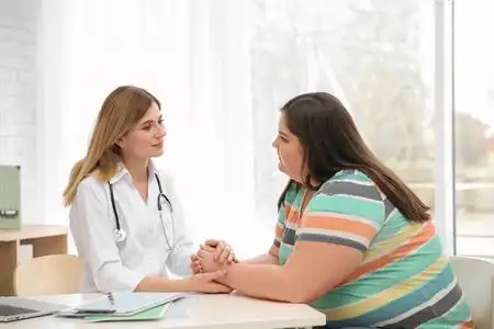 女医生咨询超重妇女诊所照片