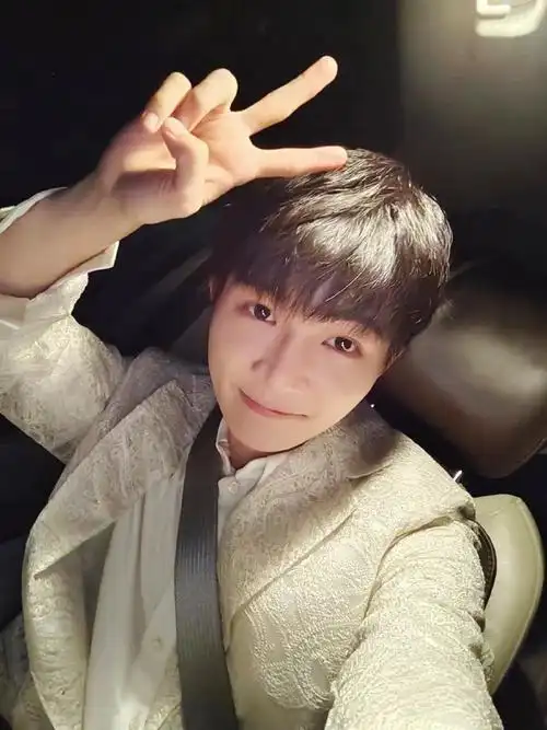 放一些我喜欢的小猫甜拽自拍摩多摩多@卡布叻_周深#周深929生日快乐