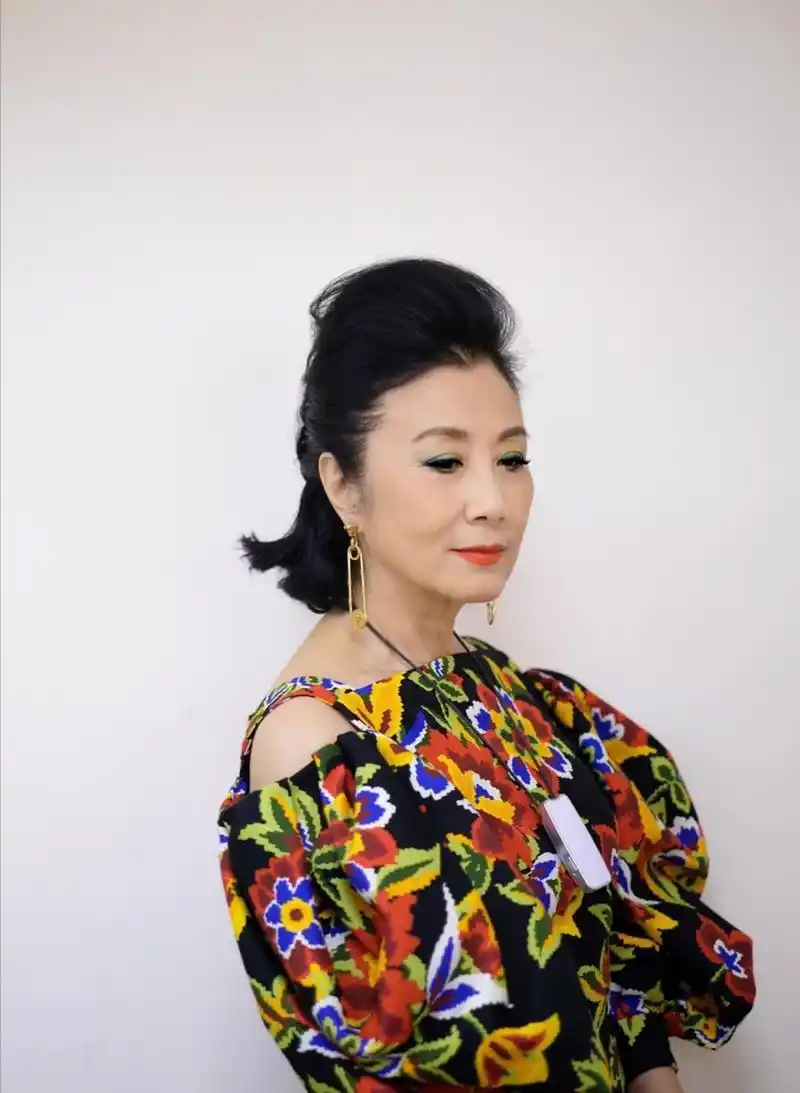 73岁的汪明荃在微博中分享了自己的近照,身穿艳丽花朵裙的她,姿态雍容