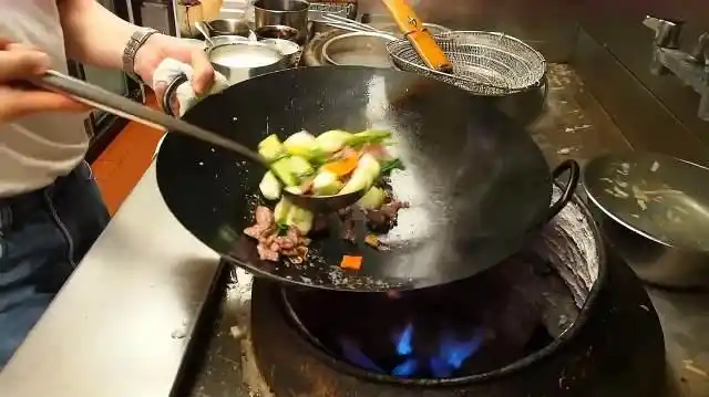 饭店炒菜10年厨师长做了道时蔬炒牛肉,你们觉得这手艺好不好