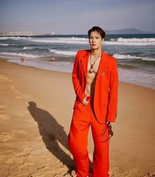 上身全裸秀肌肉线条,故意露出内裤白边引人遐想_王嘉尔_腹肌_李现