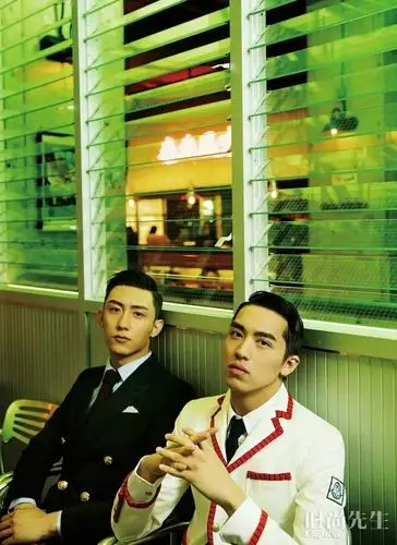 消息组图黄景瑜许魏洲西装大片演绎复古迷人腔调