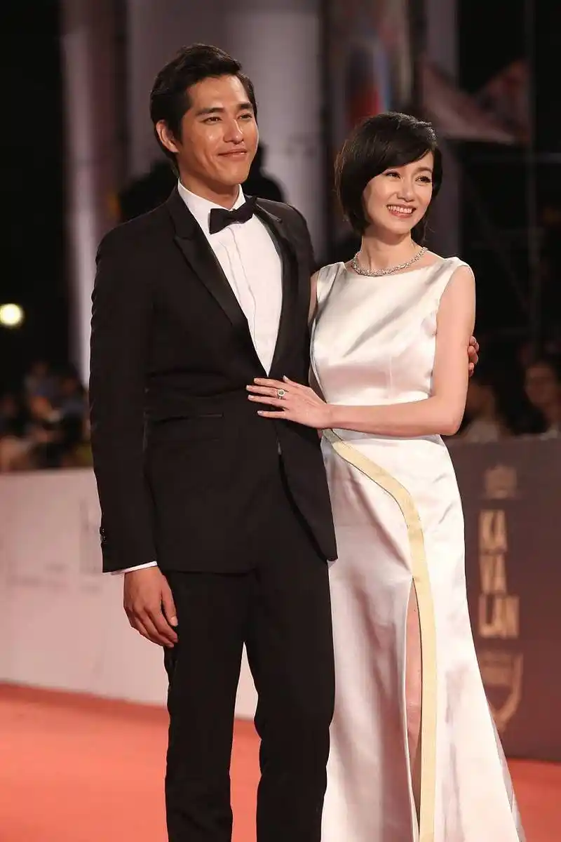 蓝正龙承认和周幼婷离婚#  据台湾媒体报道,他承认和妻子周幼婷揖经