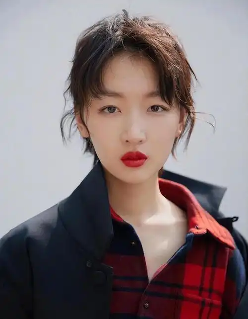 周冬雨素颜回眸谁懂她素颜的杀伤力啊