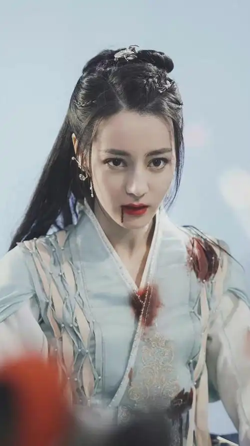 今晚开播迪丽热巴战损妆超惊艳