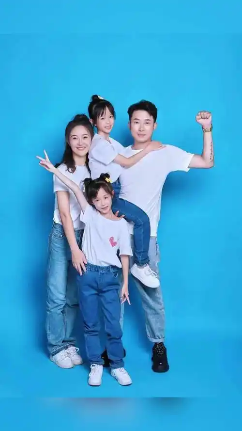 这样的全家福你一定要拍摄起来,家是心灵的归宿,全家福是爱的象征.