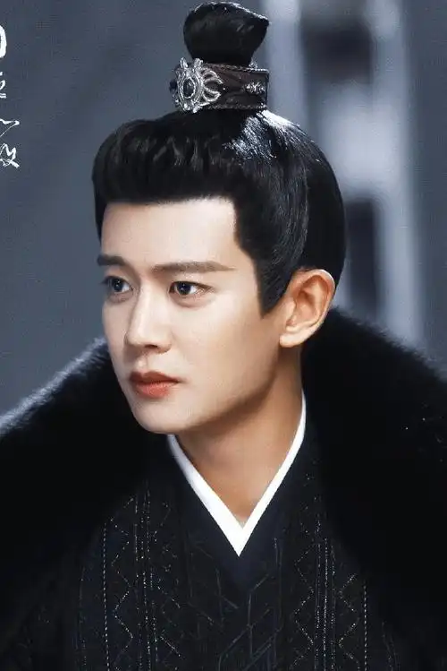 看任嘉伦大变身化妆前后对比是这样的