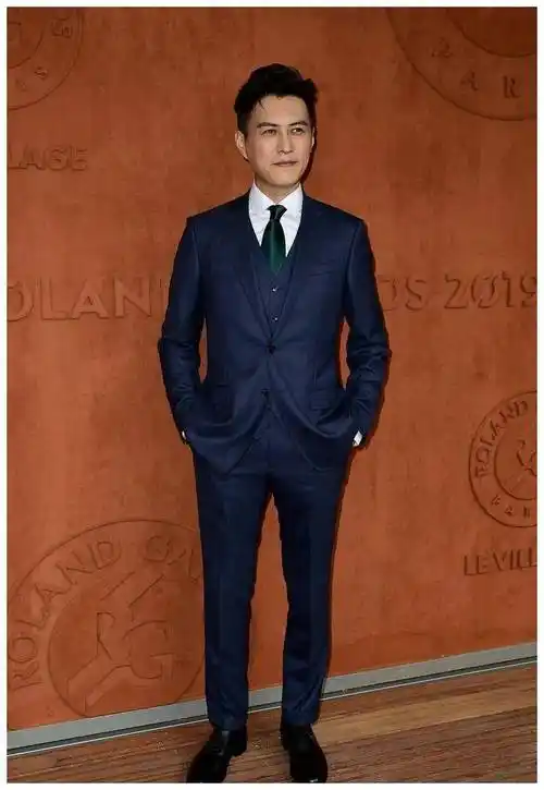 靳东只会穿干部风他这3种搭配风格造型也很抢眼