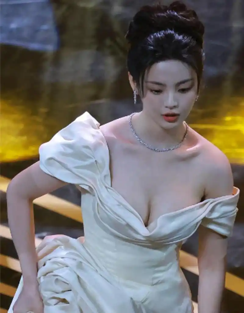 杨超越一袭斜肩丝绸礼服裙,大秀事业线,定格迷人身姿.