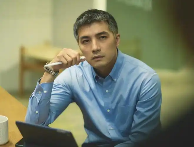 39岁贺军翔近照认不出短发沧桑显老皮肤松弛似中年老干部