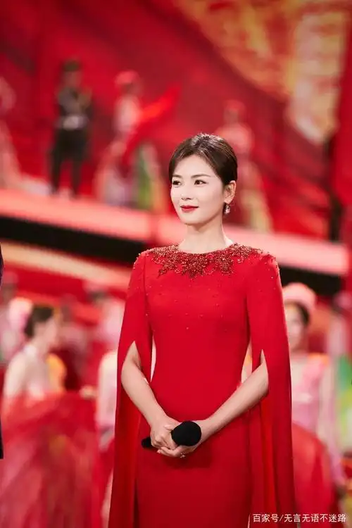 刘涛 主持央视国庆晚会,正红色礼服端庄大方,知性优雅