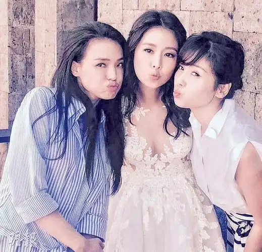 舒淇(左起),林心如与刘涛做出卖萌表情,但焦点仍落在"峰"骚新娘子的