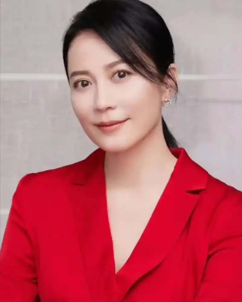 52岁的女演员俞飞鸿以其仙女般的存在方式,活出了属于自己的人生.