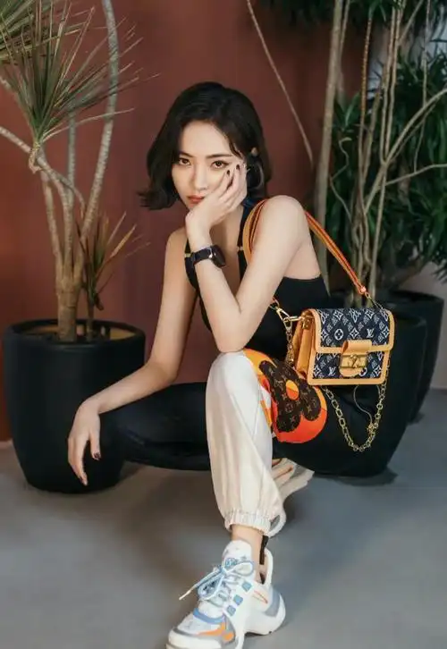 女明星演绎lv早春帆布包融入了丹宁蓝的单品个性满满超吸睛