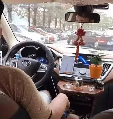 美女车内吃火锅奥迪车里能煮饭奔驰车里能泡茶