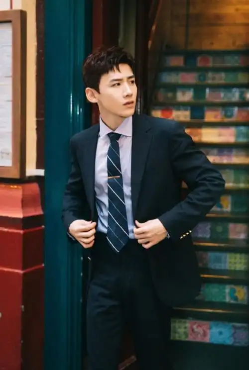 初恋男神白敬亭,穿西装有不一样的帅气,总裁形象入人心