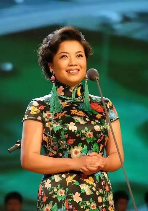 长期活跃于春晚舞台的女人,身材丰腴,酷爱旗袍_张也_合作_周深