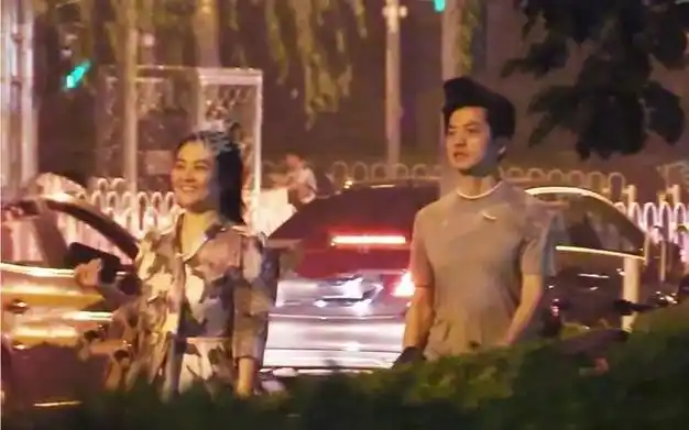 孟小贝也在个人平台上记录了许多两人的日常生活,还亲昵的称呼李健